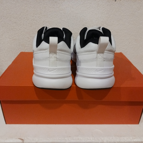 Nike - Picture 3 of 4